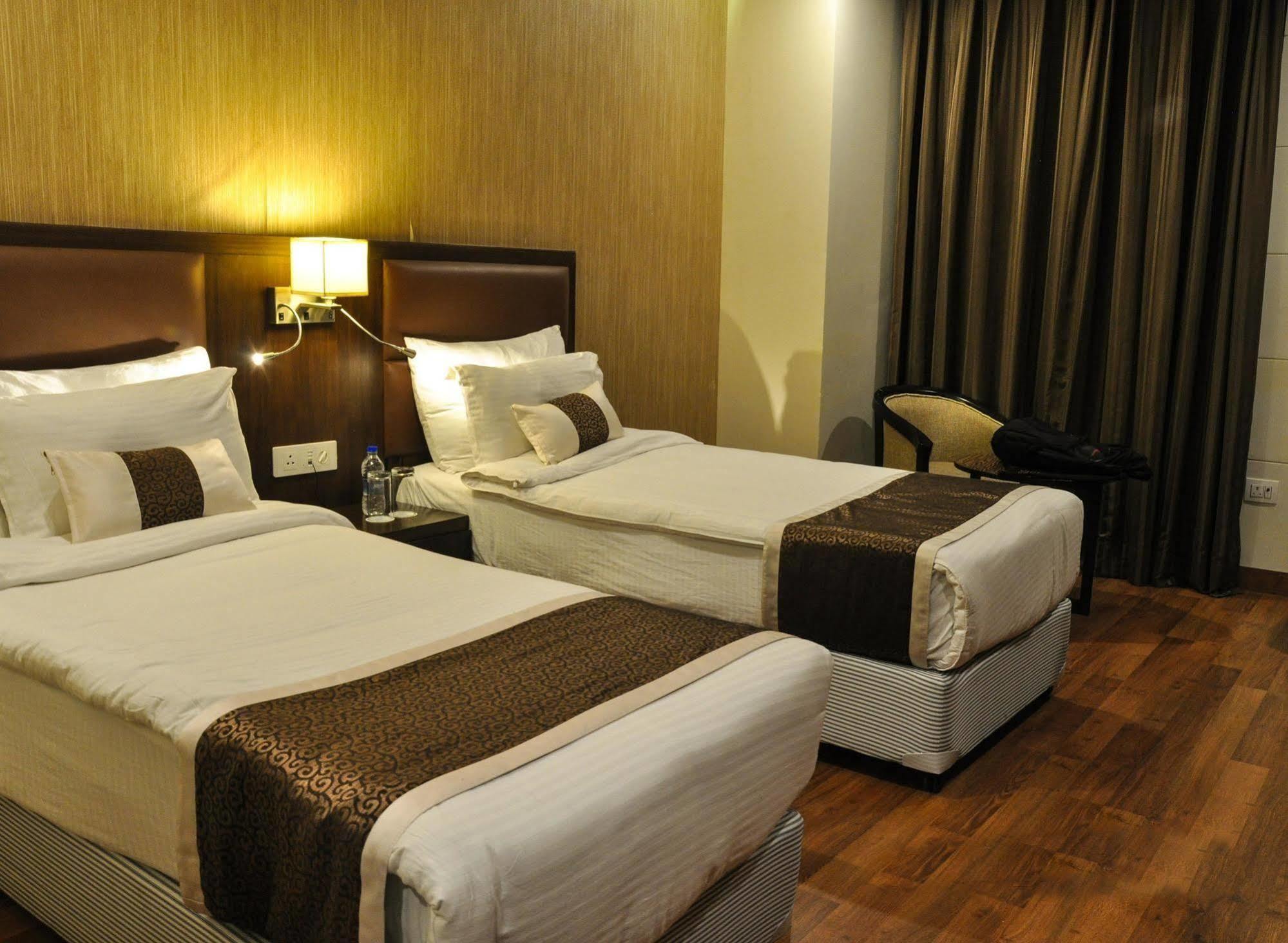 Hotel Casaya Inn Chinhat Eksteriør bilde